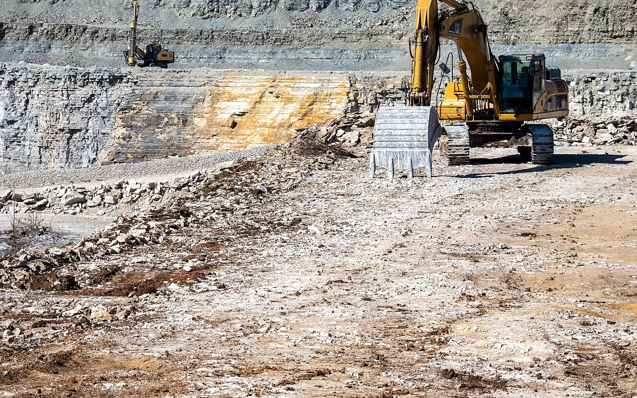 Schotterwerk mit Abbaufläche, Anlagen und Betriebsstandort